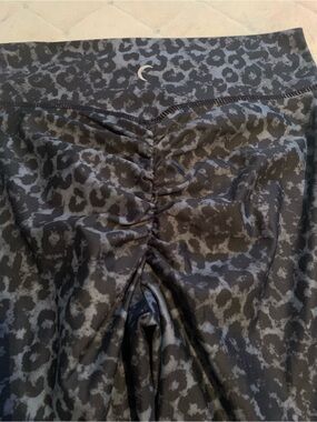Zyia High-Waist scrunch butt Leopard Print Workout Leggings - Black/gray